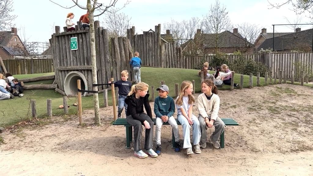 Hollanda'da 'arkadaş bankları' okul bahçelerinde yalnız çocukları destekliyor