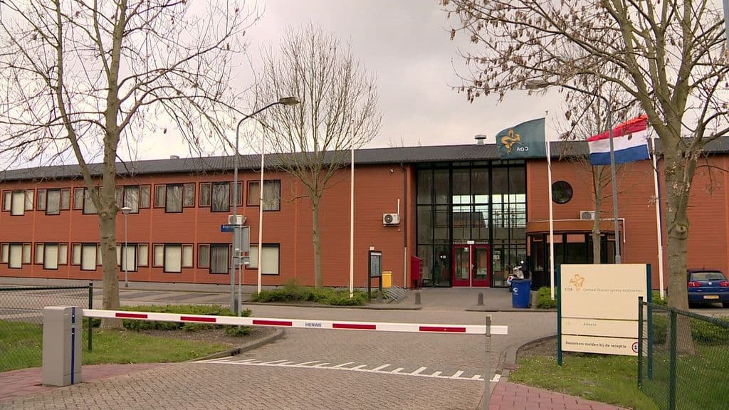 Hollanda'da sığınmacı krizi: Almere ve Leiden acil barınma kapasitesi artırıyor