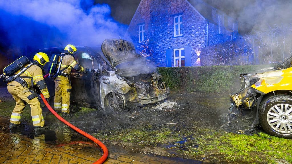 Hollanda'da Heesch'te 5 araç kundaklandı, kaza yapan sürücü gözaltında