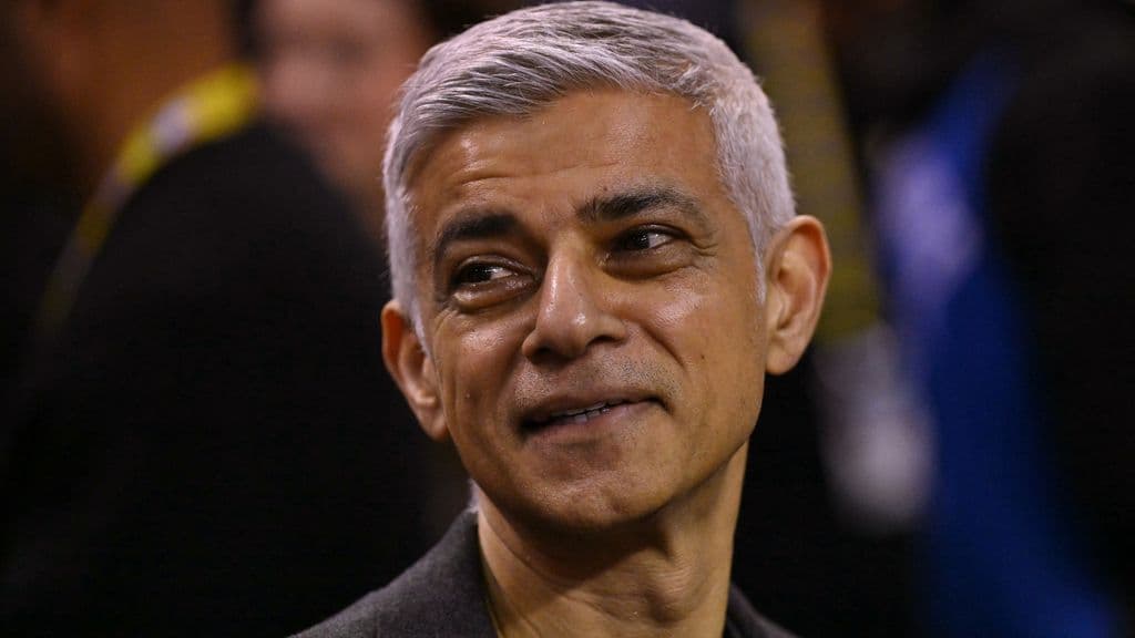 Londra Belediye Başkanı'nın Korumaları Silahları Sokakta Unuttu