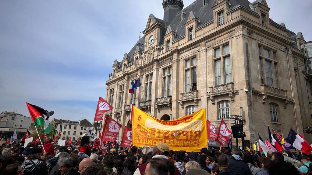 Fransa'da Mali kökenli belediye başkanına ırkçı saldırılar: Binlerce kişi protesto etti