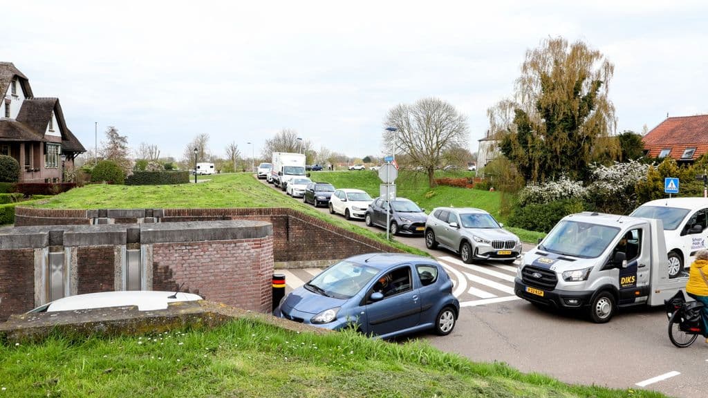 Hollanda'da A2 otoyolu kapandı, Utrecht çevresinde saatlerce trafik kaosu