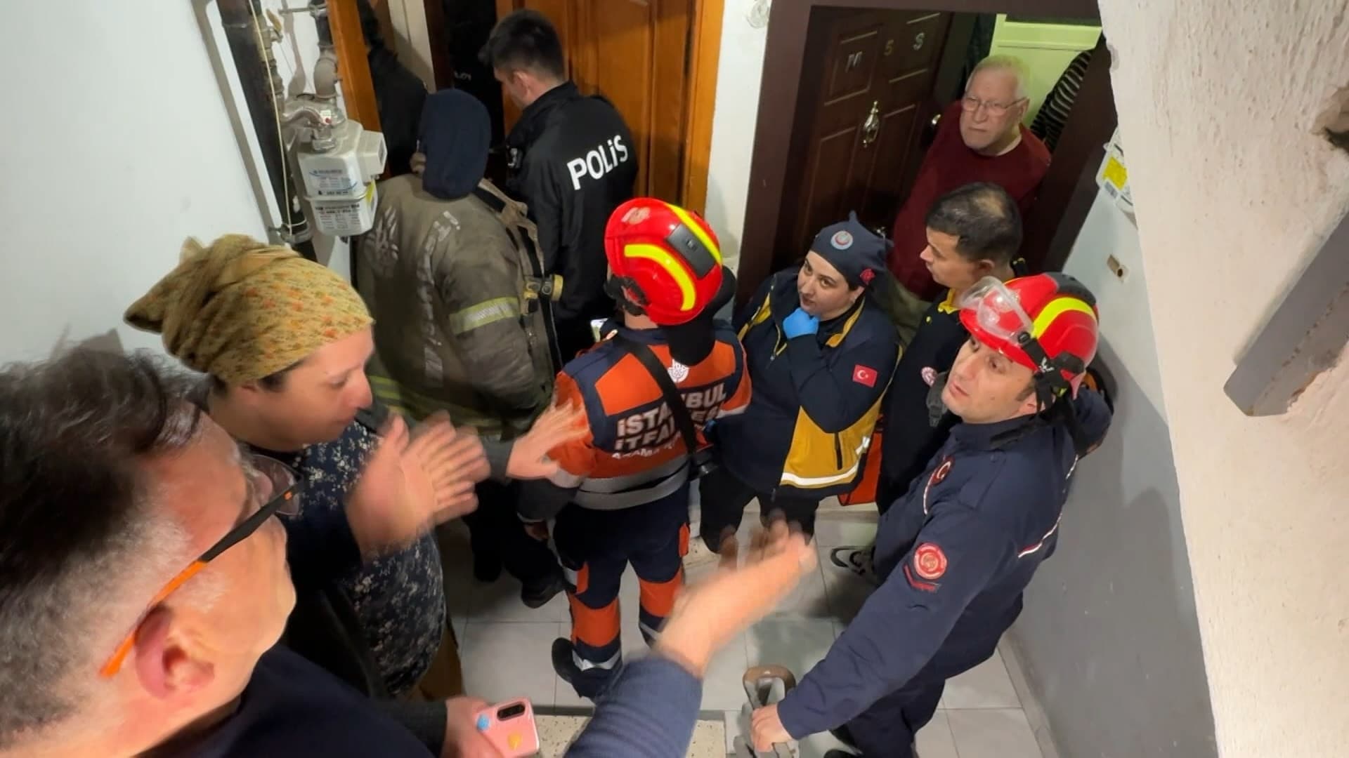 İstanbul'da 13 köpeğiyle yaşayan kadın derin uykuda, itfaiye kapıyı kırdı - 2