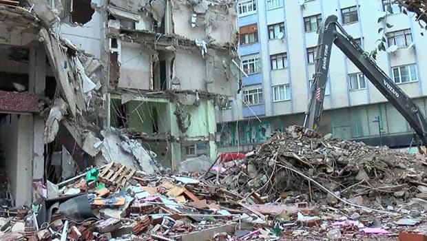 İstanbul'da yıkım faciası: 6 yaşındaki çocuk hayatını kaybetti