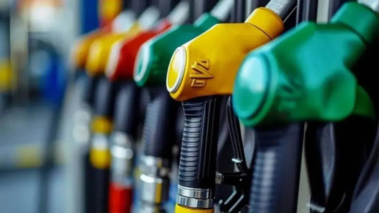 Pakistan benzin vergisini 29 cent indirdi, Ortadoğu savaşı petrol krizine neden oldu