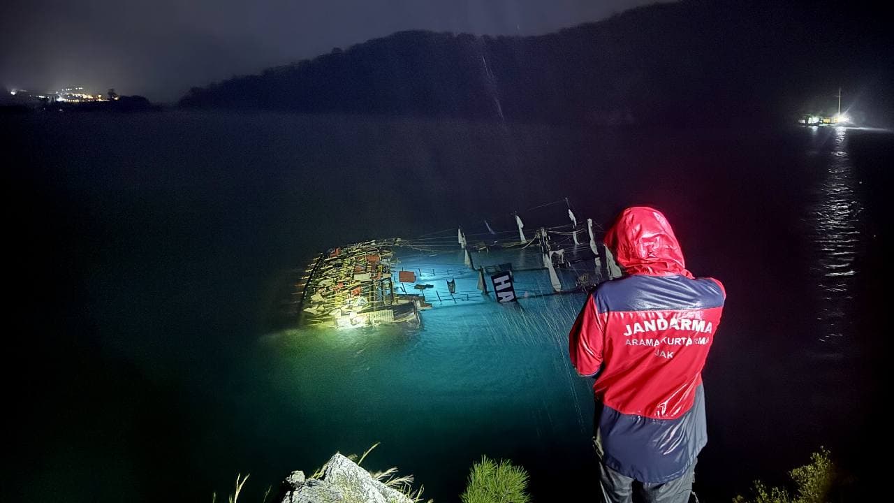 Fethiye'de tur teknesi fırtınada battı: 1 ölü, 6 kişi kurtarıldı