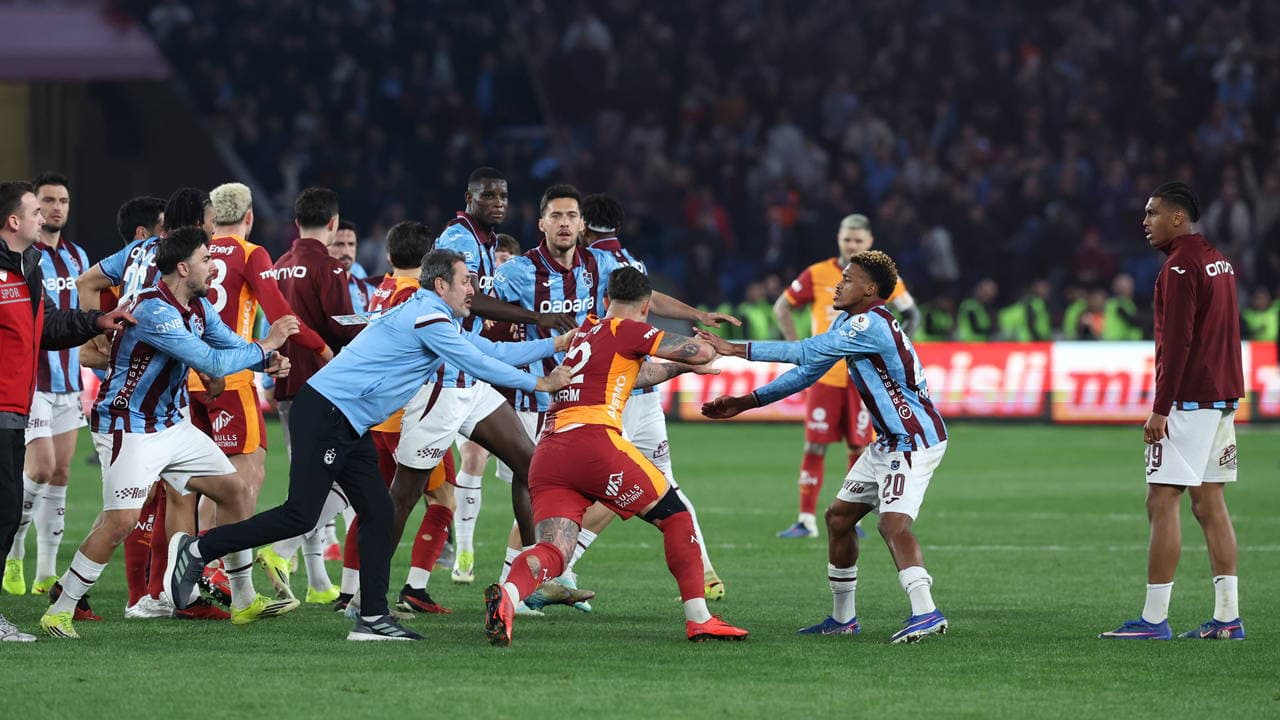 Trabzonspor-Galatasaray maçı sonrası gerginlik: Bardakcı'ya kırmızı kart