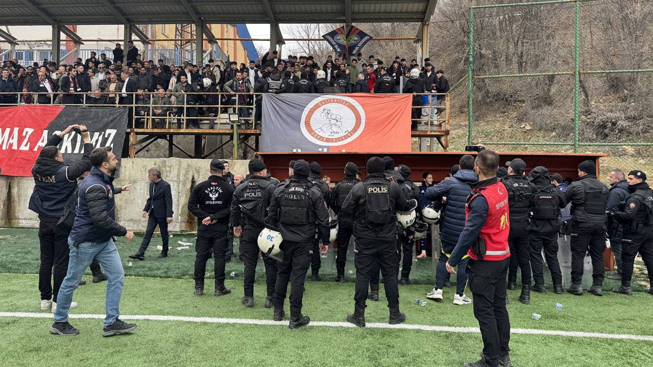 Fenerbahçe kadın futbol teknik direktörü maçta tribünden atılan cisimle yaralandı