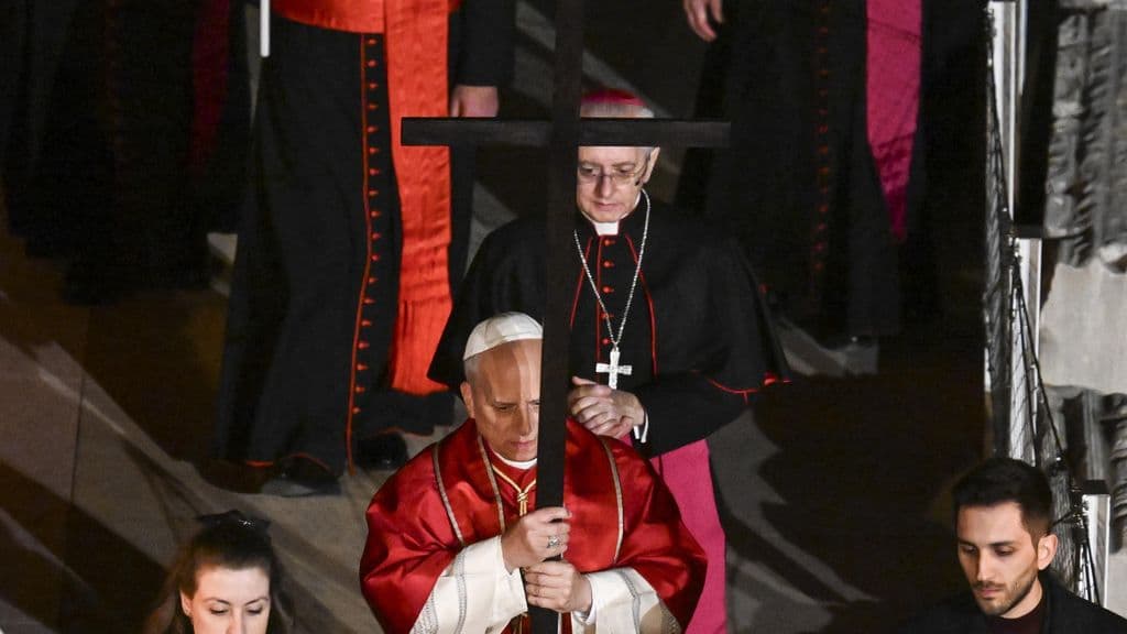 Papa Leo XIV, Goede Vrijdag'da Colosseum'da 14 İstasyonun Tamamında Haçı Taşıdı