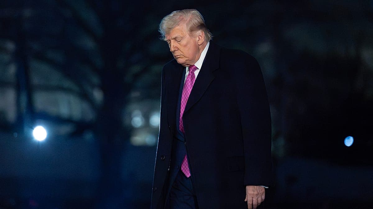 Trump müttefiklerine 'kendi petrolünüzü alın' dedi, benzin fiyatları 4 doları aştı