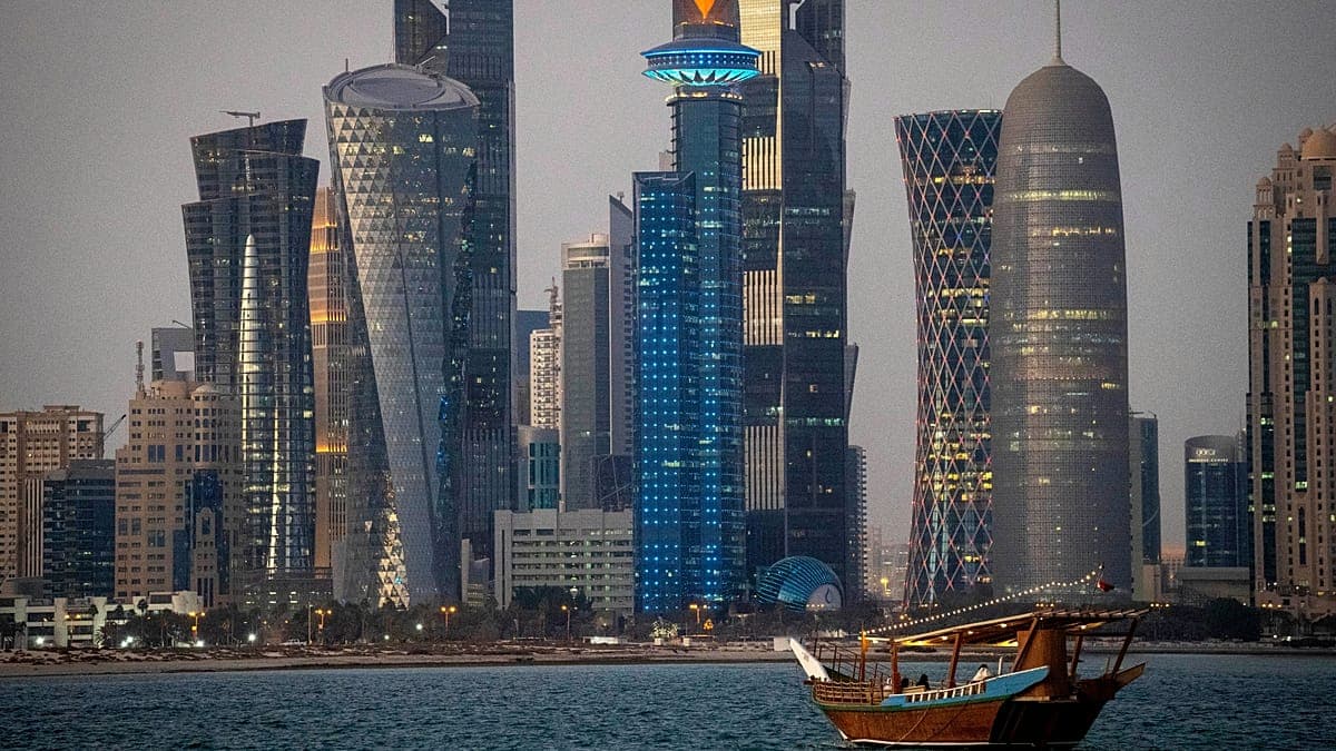 İran füzeleri Katar karasularında petrol tankerine isabet etti, 21 kişi tahliye edildi