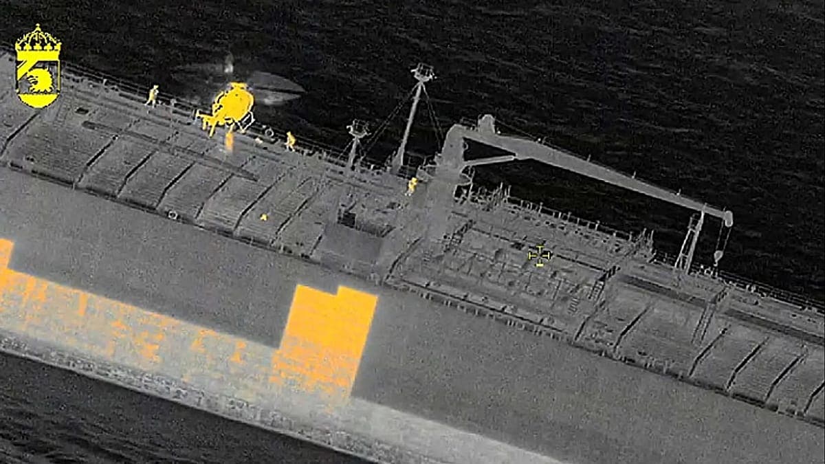 İsveç, AB yaptırımlarına tabi Flora 1 tankerini Baltık'ta sızıntı sonrası durdurdu