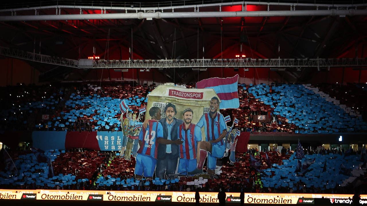 Trabzonspor-Galatasaray derbisinde 'Paraya karşı emeğin savaşı' koreografisi