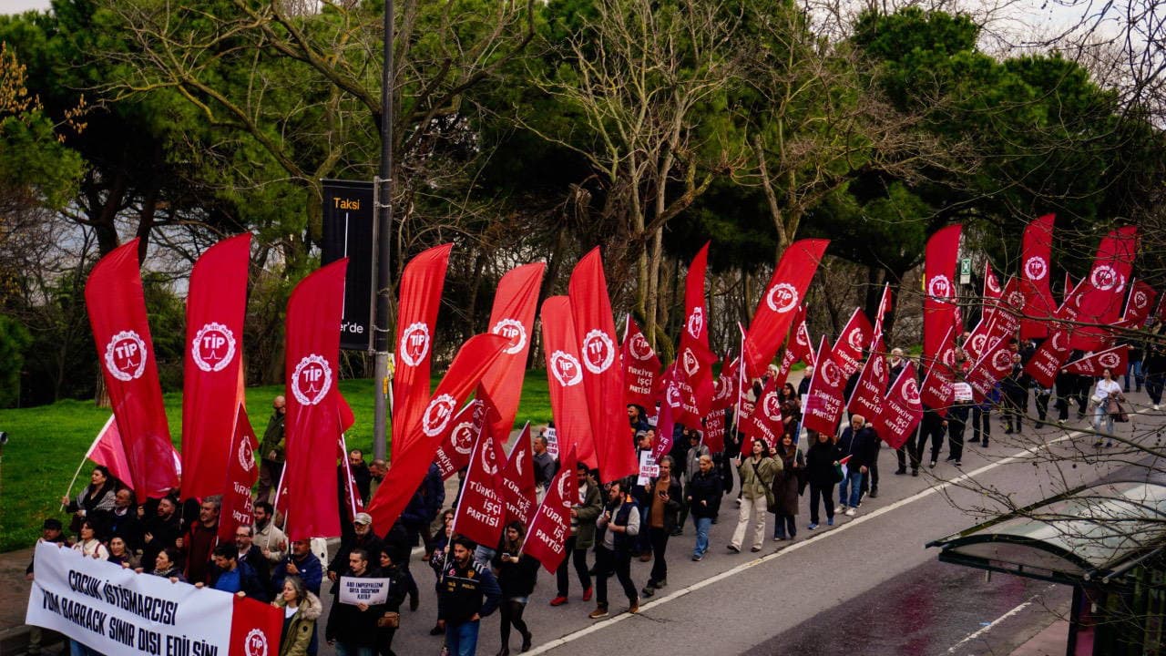 Türkiye'de NATO karşıtı grup zirvesinin iptali için yürüyüş düzenledi